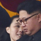 Kim Jong-un y su hermana Kim Yo-jong, en un acto público.-AP / MINORU IWASAKI