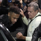 Llegada de Neymar a la comisaría de Río de Janeiro, el 6 de junio.-