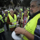 Varios jubilados de la Marea Pensionista en una manifestación en defensa de las pensiones y los servicios públicos en Barcelona, en octubre del 2015.-DANNY CAMINAL