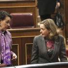 La ministra de Trabajo, Magdalena Valerio, conversa con la titular de Economía, Nadia Calviño, en el Congreso de los Diputados.-DAVID CASTRO