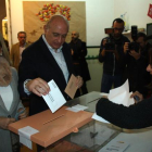 El cabeza de lista del PPC, Jorge Fernández Díaz, deposita su voto en la urna de la escuela Augusta de Barcelona.-ACN / NÚRIA JULIÀ