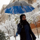 Una mujer iraní pasea por una calle nevada, en Teherán, el 28 de enero.-EFE / ABEDIN TAHERKENAREH