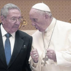 Raúl Castro y el papa Francisco en un momento de la audiencia.-Foto: REUTERS/GREGORIO BORGIA