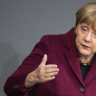 La cancillera alemana, Angela Merkel, durante un discurso en el Bundestag, en Berlín, este viernes.-EFE / BERND VON JUTRCZENKA
