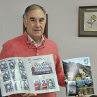 Ángel Calvo con el álbum de cromos del Calasanz que saldrá a la venta el próximo miércoles.-Valentín Guisande