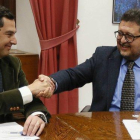 Francisco Serrano, de Vox, estrecha la mano del líder del PP en Andalucía, Juanma Moreno.-EFE / JOSÉ MANUEL VIDAL