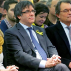 Carles Puigdemont y Artur Mas, con la directora de campaña de JxCat, Elsa Artadi, en Bruselas.-PERIODICO (EFE / CARLOS REY)