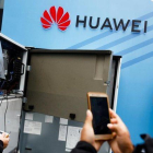 Un usuario toma una foto del interior de una máquina en el estand de Huawei en una feria celebrada en la ciudad china de Shenzhen.-THOMAS PETER (REUTERS)