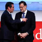 El presidente del Gobierno, Mariano Rajoy, junto al presidente de la patronal Cepyme, Antonio Garamendi, durante el acto de entrega de premios de la patronal.-JUAN MANUEL PRATS