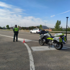Un agente de la Guardia Civil de Tráfico vigila la circulación en las inmediaciones de Soria. MARIO TEJEDOR