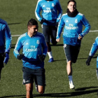 Courtois, Casemiro y Marcelo, en primer término, en el último entrenamiento del Madrid.-EFE / MARISCAL