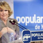 Esperanza Aguirre, en la rueda de prensa en la que pidió perdón por los casos de corrupción en su partido.-Foto: EFE / LUCA PIERGIOVANNI