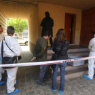 La unidad científica de los Mossos, en el domicilio de El Prat en el que se produjo un doble homicidio, el pasado 28 de abril.-DANNY CAMINAL