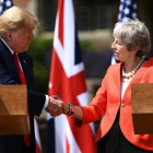 El presidente estadounidense, Donald Trump y la primera ministra británica, Theresa May, estrechan la mano.-/ BRENDAN SMIALOWSKI (AFP)