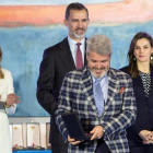 Los Reyes y la presidenta de la Junta de Andalucía con el modisto Lorenzo Caprile.-EFE / DANIEL PEREZ