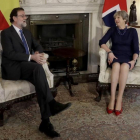 La primera ministra británica, Theresa May, junto al presidente Mariano Rajoy, en Downing Street.-MATT DUNHAM (AP)