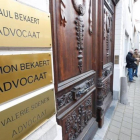 Los periodistas esperan en la puerta del despacho del abogado de Carles Puigdemont en Bélgica, en la localidad de Tielt. / YVES HERMAN (ACN)-YVES HERMAN (ACN)
