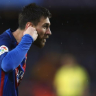 Messi dedicando su primer gol a la lucha del cáncer infantil.-EFE