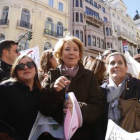Esperanza Aguirre, rodeada de manifestantes, este sábado en Madrid.-Foto: JUAN MANUEL PRATS