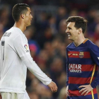 Cristiano Ronaldo y Messi en el último clásico disputado en el Camp Nou.-EFE / ALEJANDRO GARCÍA