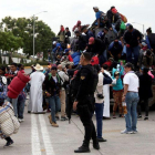 Integrantes de la caravana migrante continuan su marcha por la ciudad de Guadalajara en el estado de Jalisco.-EFE
