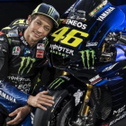 Valentino Rossi, a punto de cumplir los 40 años, posa junto a su nueva Yamaha Monster.-YAMAHA MONSTER MEDIA