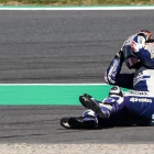 Jorge Martin (Honda) se lamenta en la pista del error que ha cometido hoy, en Motegi, y que le hacer perder toda la ventaja que tenía sobre su rival, el italiano Marco Bezzecchi, que ha terminado ganando.-ALEJANDRO CERESUELA