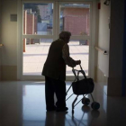 Una anciana en una residencia de ancianos en Barcelona.-CARLOS MONTAÑÉS