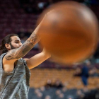 Ricky Rubio calienta antes del inicio de su partido de baloncesto de la NBA contra los Toronto Raptors en Toronto, Canadá.-WARREN TODA / EFE