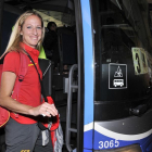 Estela Navascués en el momento de coger ayer el autobús rumbo a Madrid.-Valentín Guisande