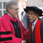 Steven Spielberg pronuncia el discurso de graduación en la Universidad de Harvard.-REUTERS / BRIAN SNYDER