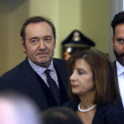 Spacey supuestamente acarició el muslo del joven y desabrochó sus pantalones.-THE INQUIRER AND MIRROR