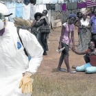Una mujer se lamenta tras conocer que su marido ha muerto a causa del ébola, en Liberia, en octubre pasado.-Foto:  AFP / PASCAL GUYOT