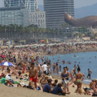 Bañistas en la playa de la Barceloneta, en Barcelona.-DANNY CAMINAL