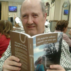 El escritor soriano Alberto Gil con su libro de viajes.-