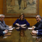 Los representantes del Gobierno, los sindicatos y las organizaciones empresariales en una reunión del pasado mes de febrero.-AGUSTÍN CATALÁN