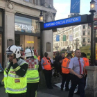 Bomberos frente a la estación de metro de Oxford Circus, en otro incidente el pasado 11 de agosto.-REUTERS