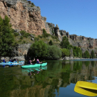 Excursionistas realizan una ruta en canoa por el cañón del río Lobos. A la derecha, panorámica de las Arribes del Duero.-FUNDACIÓN PATRIMONIO NATURAL