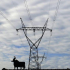 Las altas temperaturas, la falta de viento  y el encarecimiento del gas natural repercute en la factura de electricidad de los españoles.-REUTERS / ELOY ALONSO