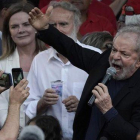 El expresidente de Brasil, Luiz Inácio Lula da Silva, se dirige a sus simpatizantes después de ser liberado de la cárcel.-AP / LEO CORREA