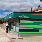 Oficina de Caja Rural de Soria en Camaretas en la mañana de este martes. MARIO TEJEDOR