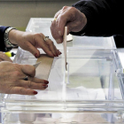 Votando en una urna-MARIO TEJEDOR