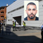 raslado del cadáver de Abdelouahab Taib, que el lunes 20 de agosto, ha asaltado la comisaría de los Mosso en Cornellà.-JORDI COTRINA