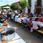 Vecinos de Almajano en la comida popular de ayer.-A. M.