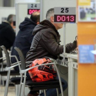 Personas en paro en una oficina de Treball, en Barcelona.-RICARD CUGAT