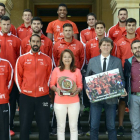 Los integrantes del Club Atletismo Numantino fueron ayer recibidos por el alcalde de Soria, Carlos Martínez Mínguez.-ÁLVARO MARTÍNEZ