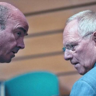 Guindos, con su homólogo alemán Wolfgang Schauble, en una reunión del Ecofin en Bruselas.-AFP PHOTO / GEORGES GOBET
