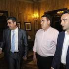 Ponce, segundo por la derecha, departe con el empresario y miembros de peñas taurinas. / VALENTÍN GUISANDE-