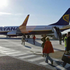 Pasajeros de Ryanair embarcan en el aeropuerto de Marsella-ANNE-CHRISTINE POUJOULAT