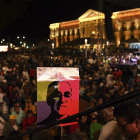 Multitud en San Salvador con un poster serigrafiado con la cara de Óscar Romero-AFP